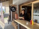 【できたてを、その場で。】注文を受けてからスタッフが仕上げる、できたてのコッペサンド。テイクアウトはもちろん、店内でもお召し上がりいただけます。 【できたてを、その場で。】注文を受けてからスタッフが仕上げる、できたてのコッペサンド。テイクアウトはもちろん、店内でもお召し上がりいただけます。
