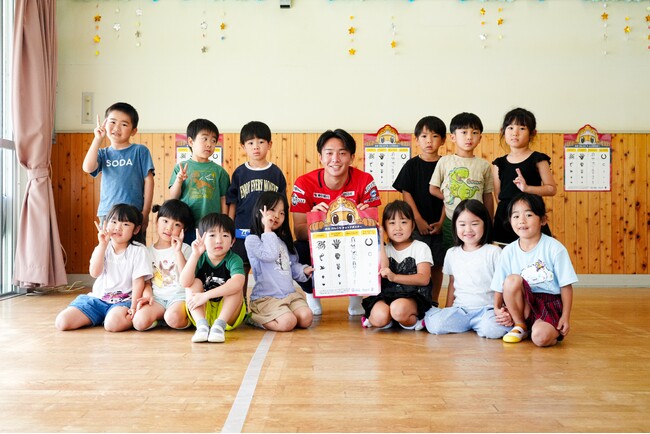 【いわき市×ロート製薬×いわきFC】いわき市内の保育園および幼稚園に「目の健康チェックポスター」を贈呈