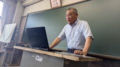 札幌大学岡積ゼミが札幌丘珠高等学校で「探究学習」の連携授業を実施 ― 学生が研究プレゼンを披露し高校生と交流