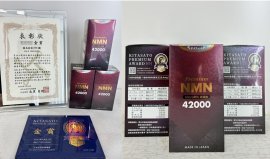 写真：受賞エンブレムと二次元コードを印刷したデイフィットシリーズのパッケージ