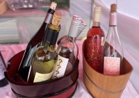 【ぶどうの樹の下で乾杯!】真夏の「しおじりワインと地酒バー」開催
