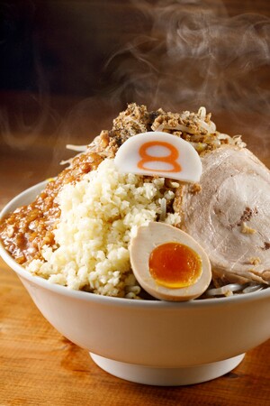 【総重量1.6kg】金澤醤油豚骨８番らーめん、麺2.5玉の超特盛を8月8日(土)発売！麺の増量無料キャンペーンを1週間実施。乳化を安定させる製法改良でスープも刷新。