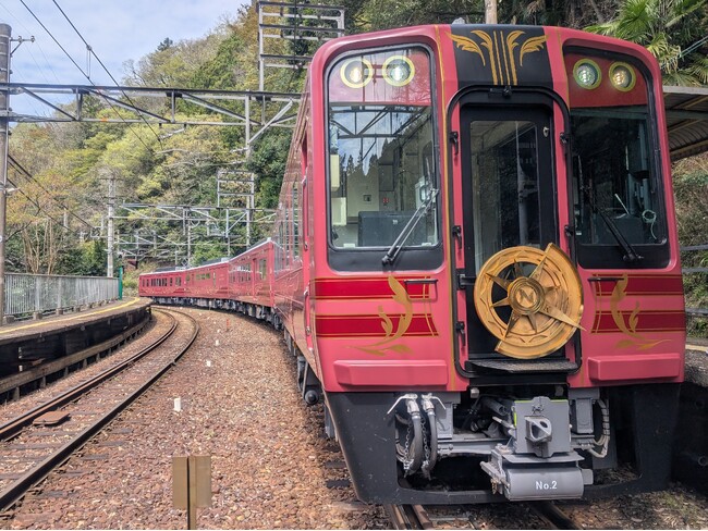 約100年ぶりに車内食事サービスが復活　休暇村紀州加太では、難波と聖地・高野山を結ぶ 南海電鉄の新観光列車「GRAN天空」で行く2泊3日のバスツアーを実施