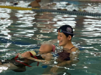 着衣泳に加え、水着着用時の水難事故にも備えるサギヌマスイミングクラブ、小学校2校で水上安全授業を実施