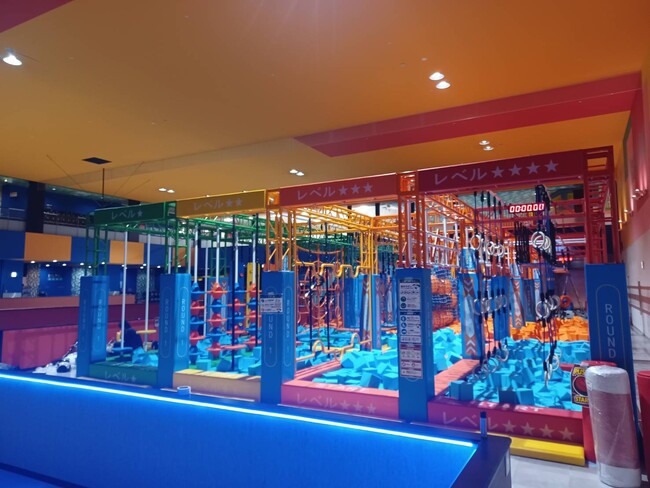 ラウンドワンスタジアム 博多・半道橋店のリニューアルに伴い、巨大屋内アスレチック「NINJA CHALLENGE」を提供　株式会社ワン・ステップ