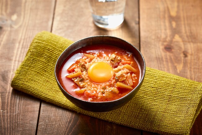 1食分の野菜を使用し、レンジで温めてごはんにかけるだけで特別な味わいと具材感が楽しめるスープのラインナップを刷新「スープでごちそうごはん 旨辛トマトチゲ」新発売