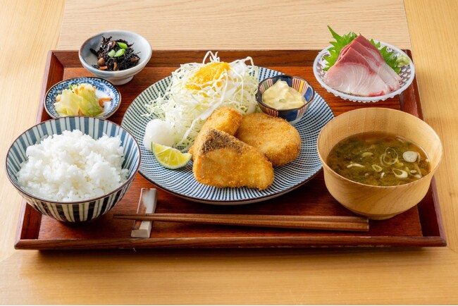 毎日通いたくなる東京駅構内の「dancyu食堂」、8月10日（月）まで限定のぶり尽くし「夏の黒瀬ぶりかつ定食」を数量限定販売～ぶりかつ、梅しそフライ、コロッケ、刺身を一度に。