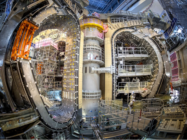 「地上の太陽」ITER、6基目の真空容器セクターモジュールの据付が行われ、３分の２の据付が完了-数百万件のデータが支えた、1,400トンの精密据付-