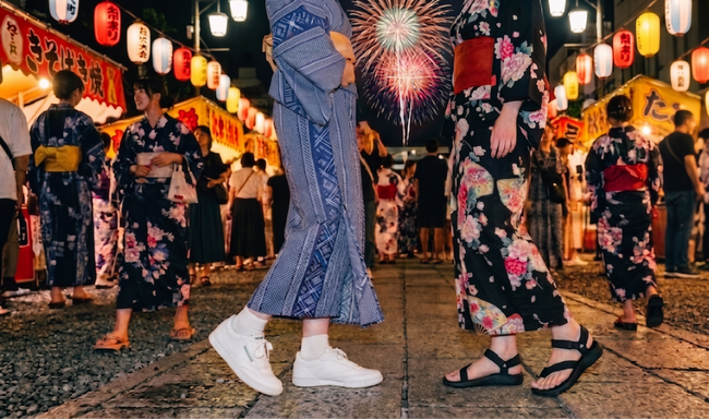 【ABCマート】【2026年度版】今年の夏祭りは歩きやすさとトレンドを両立！浴衣にベストマッチする「新作スニーカー＆スポサン」スタイル提案
