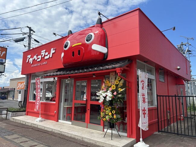 駅を降りたら、すぐ赤べこ。「アカベコランド会津若松駅前店」が2026年8月8日（土）に開業！