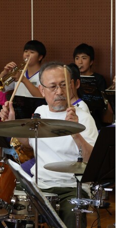 【福井県坂井市】伝説のドラマー・長谷川清司さん　母校で指導熱く