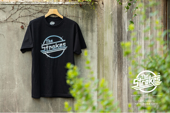 ニューヨーク出身のロックバンド「The Strokes」と「Saturdays NYC」のオフィシャル Tシャツとキャップが 8月14日 (金) に発売