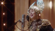 豪華アーティスト12組が「明治チョコレートのテーマ」を歌い継ぐ。“Melody of meiji”大トリに小林幸子が降臨!黄金&チョコカラーの豪華衣装でド迫力熱唱。中森明菜、FRUITS ZIPPER、こっちのけんと、森高千里、藤あや子、大黒摩季ら11組が過去登場