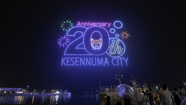 宮城県気仙沼市の市制施行20周年を記念し、第74回気仙沼みなとまつりで初のドローンショーを実施。ドローン1,000機が夜空を華やかに彩る