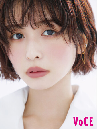 VOCE10月号「求肥マットを頰に、唇に。」で、長濱ねるさんが旬の秋メイクを披露!