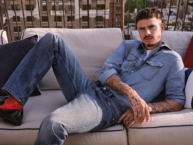 トミー ヒルフィガーがデニムを愛する人々をロメオ・ベッカム(Romeo Beckham)の世界へ誘う