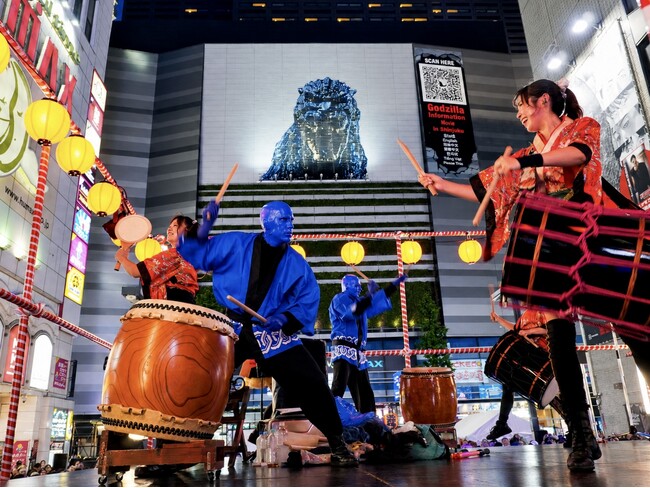 ブルーマン、3年連続で「歌舞伎町BON ODORI」に登場！真夏の歌舞伎町を“青く”染める！