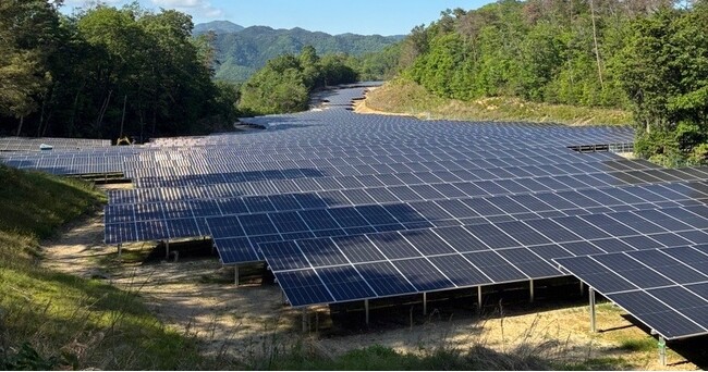 ゴルフ場跡地を活用した真庭太陽光発電所が運転開始