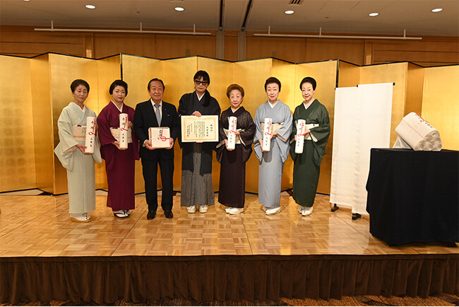 おおきに財団創立30周年を記念し、永楽屋から京都五花街の芸妓さんへ白生地の反物を寄贈
