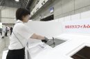 防犯ガラスフィルムの強度実演 防犯ガラスフィルムの強度実演
