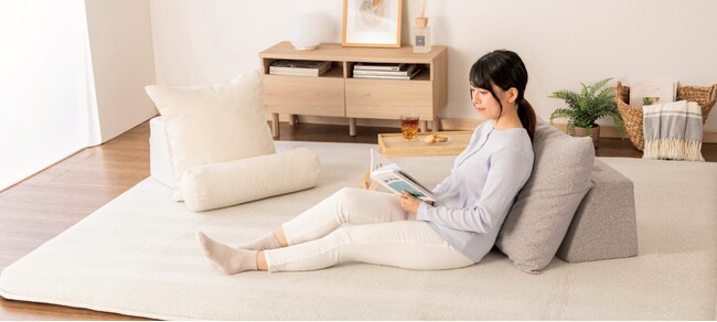 どこでも、ソファに。極厚ラグやこたつとも相性抜群の「背もたれソファクッション」が新登場