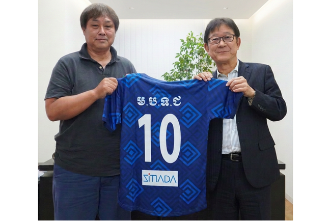 【シマダグループ】カンボジアサッカー協会へ寄付-現地での出会いから芽生えた支援。ユニフォームにグループロゴを掲出-