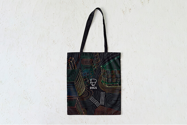 【文化服装学院×ベイクルーズ】学生デザインのオリジナルトートが「DIGS HAPPY BAG」に採用！三越伊勢丹「ピース de ミライ」をきっかけとして産学連携が実現