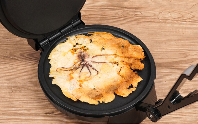 身近な食材や余り物を挟むだけでパリパリに　大好評の調理家電が待望の復刻『復刻版 プレスでパリパリなんでもせんべいメーカー２』を発売