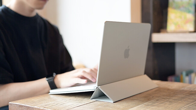 “MacBook Neo対応”カバーとスタンドが一つになった、フォリオ型ケース｜Neo Folio(ネオ・フォリオ)の予約販売を10月29日まで実施
