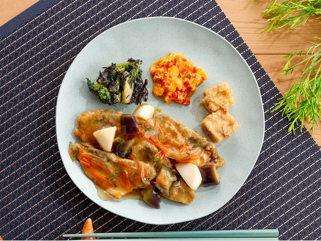 まろやかな味わいにリニューアルした「たっぷり野菜と鯵の甘酢あん」が8月21日(金)より登場