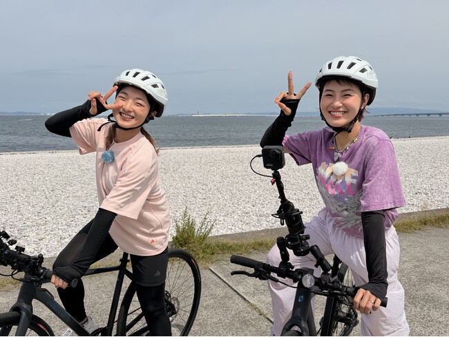 氷上のスターが夏の泉南を全力疾走！坂本花織＆村上佳菜子が自転車旅で絶品グルメ・伝統祭り・釣りに大興奮！ 引退秘話、新婚生活、五輪後の本音まで…ぶっちゃけトークも満載！