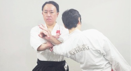 合気道家・藤崎天敬師範が横浜・関内で合気道の無料護身術講習会を開催―合気道の体捌きを活用し掴み・抱き着きからの離脱、打撃への防御を指導 合気道家・藤崎天敬師範が横浜・関内で合気道の無料護身術講習会を開催―合気道の体捌きを活用し掴み・抱き着きからの離脱、打撃への防御を指導