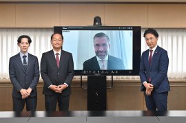 署名式の様子 (左から、全国フードバンク推進協議会 米山氏、日本フードバンク連盟 芝田氏、 GFN Gavilan氏、WINA 斉藤) 署名式の様子 (左から、全国フードバンク推進協議会 米山氏、日本フードバンク連盟 芝田氏、 GFN Gavilan氏、WINA 斉藤)