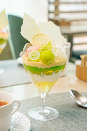 【アルマーニ / カフェ 表参道】みずみずしい果実に重なる、香りと食感 - 9月限定「シャインマスカット ジンジャー 白キクラゲのパフェ」