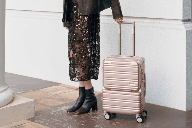 落ち着いたメタリックの輝きが旅を彩る機能派スーツケース「ノクシエラ」が「Jewelna Rose」よりデビュー