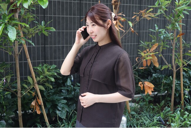 猛暑でも“見た目は秋らしく” 長期化する夏に向けて「秋色なのに夏素材」のケープ風ブラウスを発売