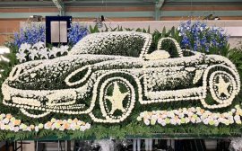 愛車を、約1,300本・10種類の花材で再現したオーダーメイド花祭壇 愛車を、約1,300本・10種類の花材で再現したオーダーメイド花祭壇