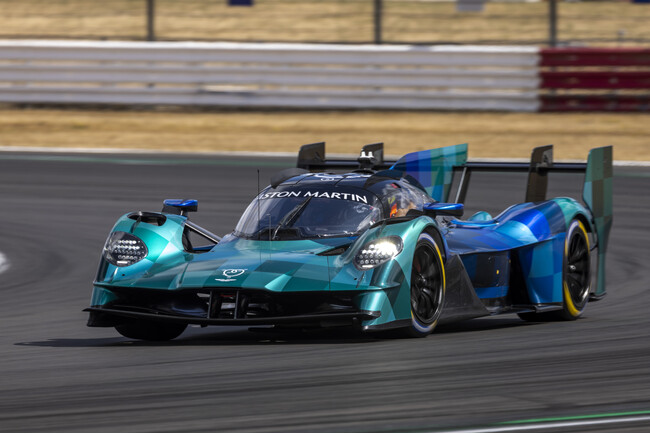 アストンマーティンTHORチーム、Valkyrieの走行テストをシルバーストン・グランプリサーキットで実施