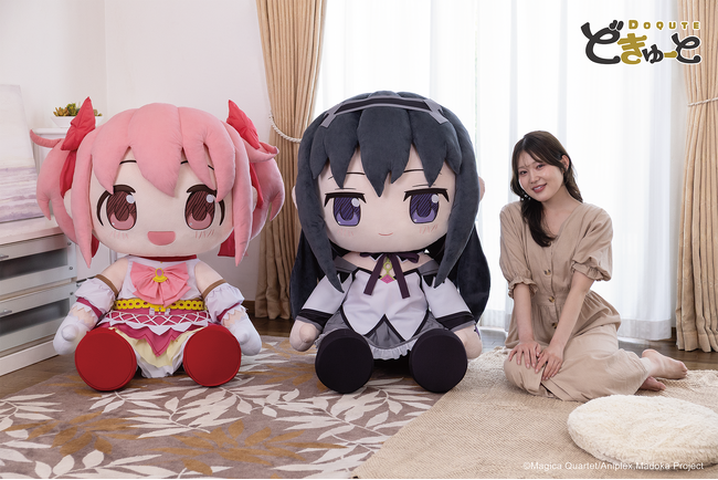 『劇場版 魔法少女まどか☆マギカ〈ワルプルギスの廻天〉』より、「鹿目まどか」と「暁美ほむら」が「超特大ぬいぐるみ」になって登場！TAITO GEAR&GOODSにて予約受付開始！