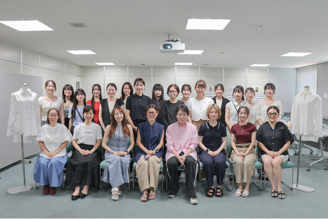 【株式会社TSI】創立125周年を迎える 椙山女学園 × 人気スタイリスト   大草直子氏との「コンセプトシャツ」共創プロジェクトに参画