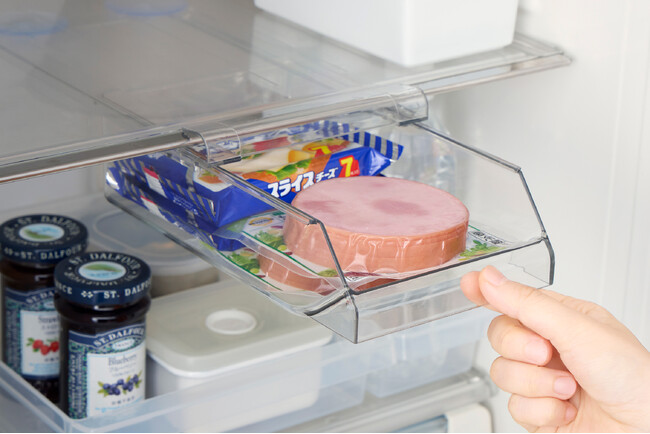 冷蔵庫の探し物を減らす。KEYUCAが棚下のデッドスペースを活用し、小分け食品の定位置をつくる「冷蔵庫棚下スライドトレー」を新発売