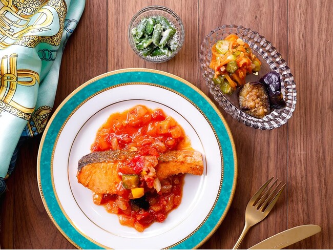 オリーブガーリックオイルで香ばしく焼き上げた「銀鮭と彩り野菜のガーリックトマト」が8月28日（金）に新登場