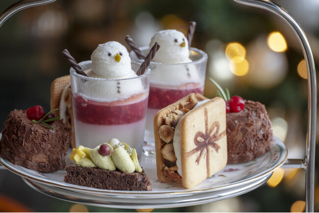 【ホテル椿山荘東京】クリスマスツリーや雪だるま、プレゼントボックスを愛らしいスイーツで表現「クリスマスアフタヌーンティー」11月1日よりスタート