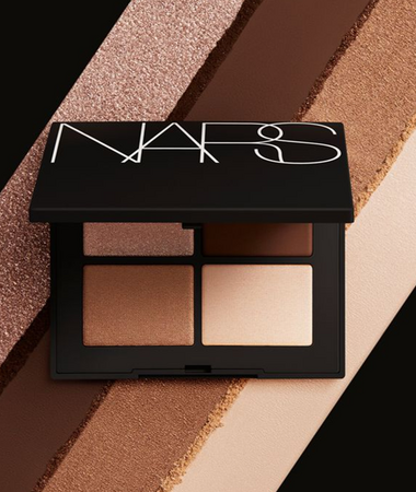 インパクトのあるカラー。贅沢な質感。４シェードがセットされた魅惑的な「NARS クワッドアイシャドー」にブランドのシグネチャーに着想を得た新色３種が仲間入り。＜本日予約開始＞