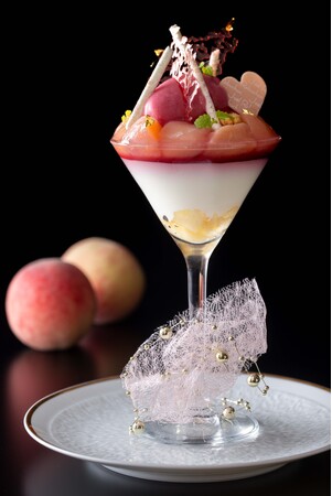 【大好評につき期間延長　9月13日迄】1日20食限定「桃のパフェ ヴェルヴェーヌの香りをアクセントに」　ル カフェ ドゥ ジョエル・ロブション 日本橋店にて
