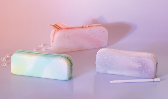 幻想的なホログラムとマーブルの立体感を閉じ込めた“魅せる”シリコン素材の「シャーベットペンケース」を2026年9月下旬に発売