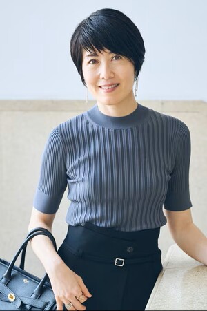 【ミモレストア】イタリアの名門ブランド「クルチアーニ」とミモレが初コラボ。“ラクなのにきちんと見え”を叶える、オンの日のシルクリブニットを発売
