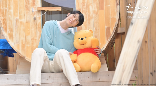《羽生結弦さんのメモリーブック撮影動画を初公開！》リンクで見せる表情とは違う“プーさんとのやさしい時間”