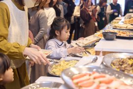 「アレルギーフレンドリーブッフェ」で好きな料理を選ぶ子ども 「アレルギーフレンドリーブッフェ」で好きな料理を選ぶ子ども