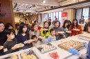 卵・乳・小麦不使用のスイーツを楽しむ参加者 卵・乳・小麦不使用のスイーツを楽しむ参加者